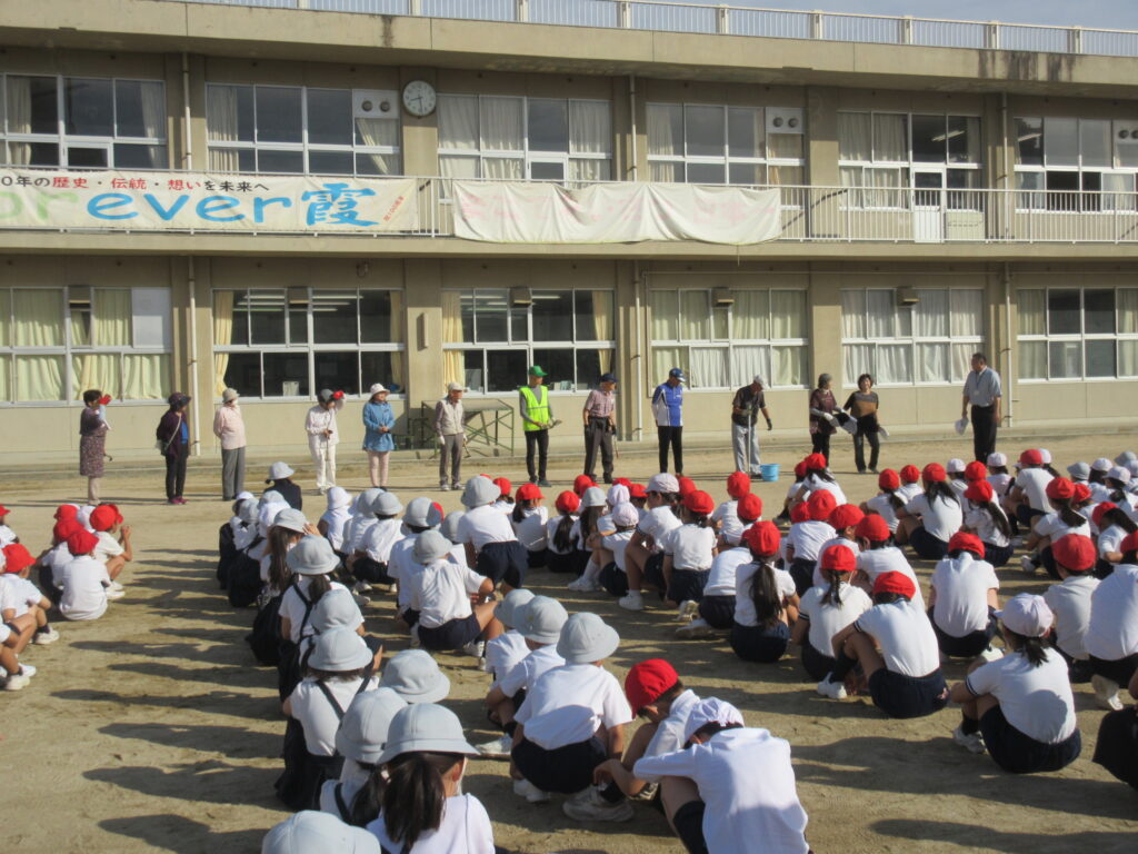 学区民運動会前草取り1
